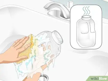 Imagen titulada Cut a Plastic Bottle Step 1