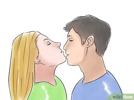 Imagen titulada Kiss and Cuddle With Your Boyfriend Step 10