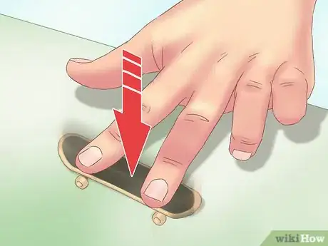 Imagen titulada Kickflip on a Tech Deck Step 8