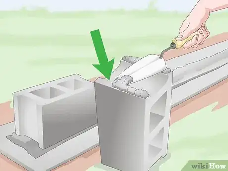 Imagen titulada Build a Cinder Block Wall Step 14