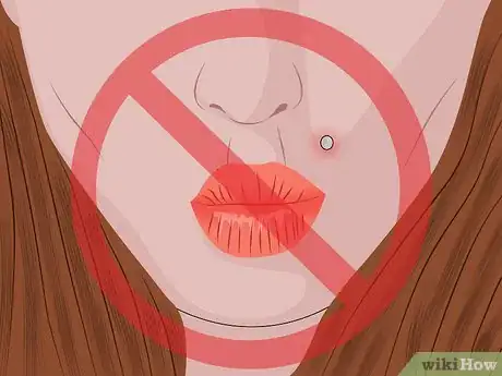 Imagen titulada Take Care of a New Monroe Piercing Step 8