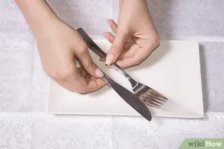 Imagen titulada Arrange a Place Setting for a Formal Dinner Step 7