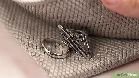 Imagen titulada Clean Jewelry with Baking Soda Step 18