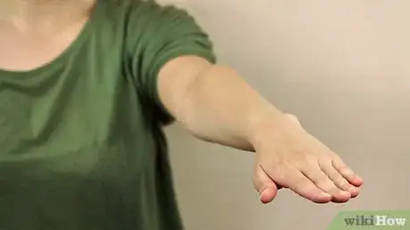 Imagen titulada Crack Your Wrist Step 4