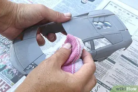 Imagen titulada Paint a Model Car Step 4