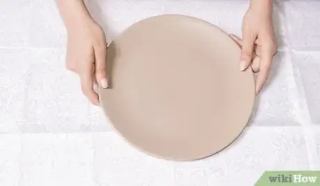 Imagen titulada Arrange a Place Setting for a Formal Dinner Step 3