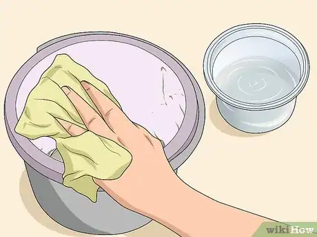Imagen titulada Clean a Wax Pot Step 7
