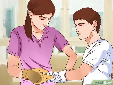 Imagen titulada Apply a Cast to a Broken Arm Step 9