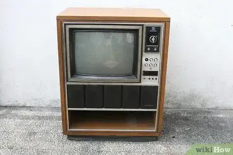 Imagen titulada Convert an Old TV Into a Fish Tank Step 1