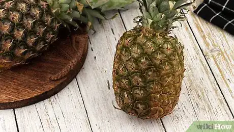 Imagen titulada Peel a Pineapple Step 1