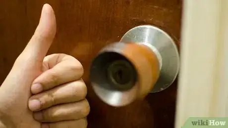 Imagen titulada Pick a Lock With Household Items Step 8