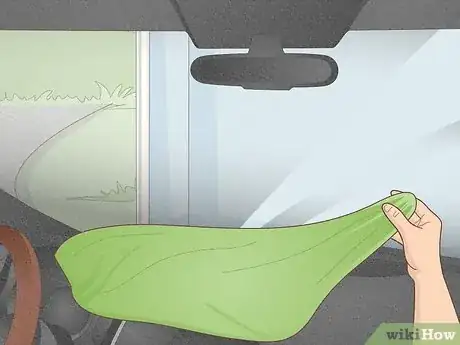 Imagen titulada Clean a Glass Windshield Step 7