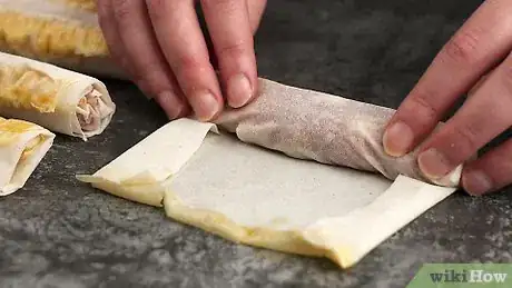 Imagen titulada Fold a Spring Roll Step 10
