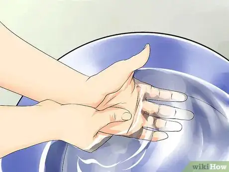 Imagen titulada Prevent the Spread of Fungal Infections Step 1