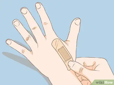 Imagen titulada Apply Different Types of Bandages Step 5