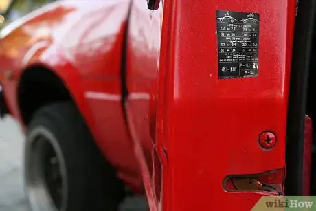 Imagen titulada Check and Add Air to Car Tires Step 2Bullet2