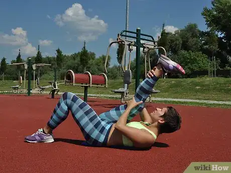 Imagen titulada Get Flexible for Cheerleading Step 6Bullet1
