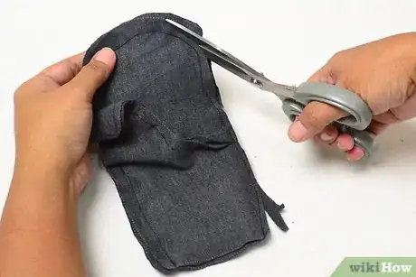 Imagen titulada Make Mittens from Old Sweaters Step 14