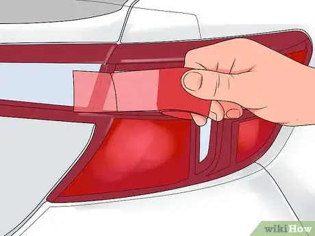Imagen titulada Fix Car Tail Lights Step 6
