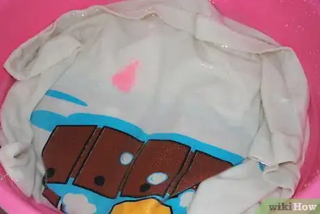 Imagen titulada Remove Fluorescent Glo Stick Liquid from Fabric Step 2
