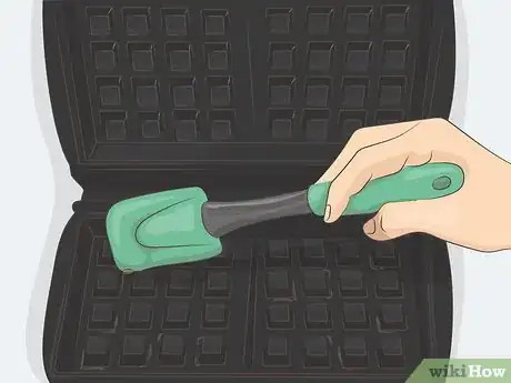 Imagen titulada Clean a Waffle Iron Step 5