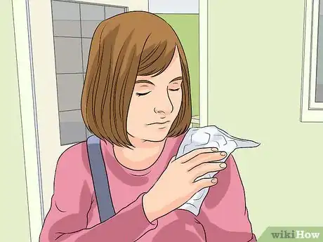 Imagen titulada Relieve Pain from Clavicle Fracture Step 4