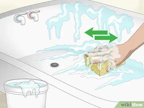 Imagen titulada Clean an Enamel Bathtub Step 2