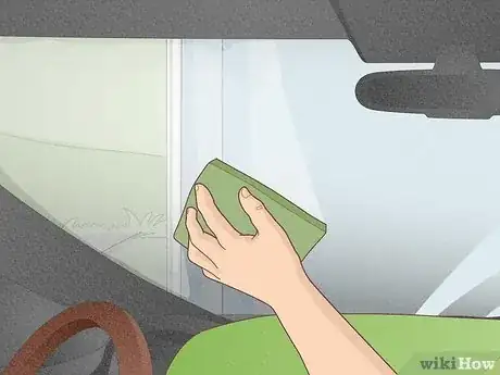 Imagen titulada Clean a Glass Windshield Step 9