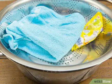 Imagen titulada Clean a Wrist Brace Step 2