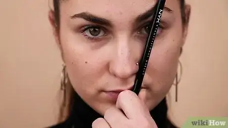 Imagen titulada Shape Your Eyebrows with a Razor Step 10