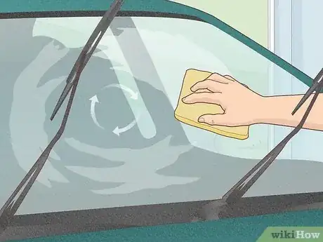 Imagen titulada Clean a Glass Windshield Step 6
