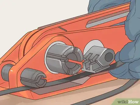 Imagen titulada Use a Uline Strapping Tool Step 3