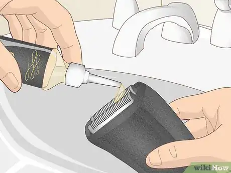 Imagen titulada Apply Oil to an Electric Shaver Step 3