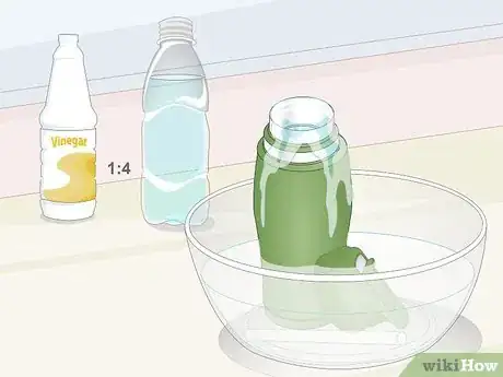 Imagen titulada Clean a Moldy Water Bottle Step 9