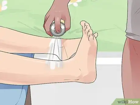 Imagen titulada Tape an Ankle Like an Athletic Trainer Step 4