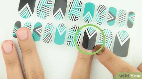 Imagen titulada Apply Nail Wraps Step 3