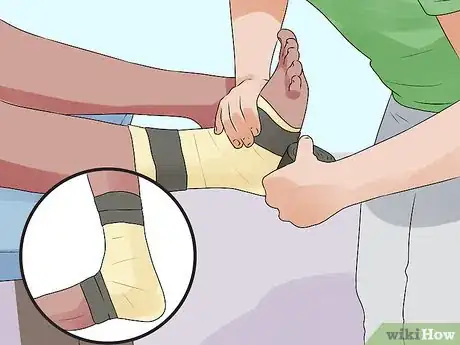 Imagen titulada Tape an Ankle Like an Athletic Trainer Step 7