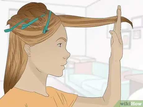 Imagen titulada Feather Hair Around Your Face Step 6