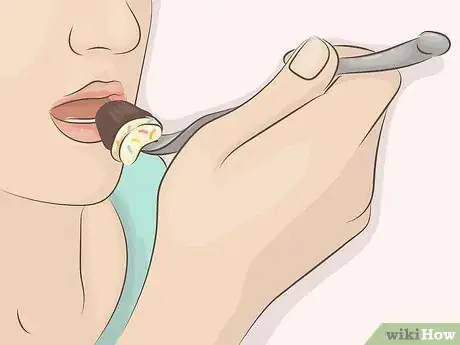 Imagen titulada Eat a Cupcake Step 10