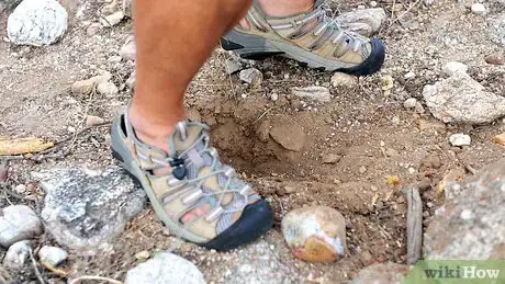 Imagen titulada Defecate Outdoors Step 5