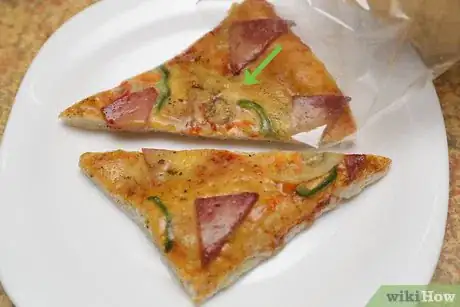 Imagen titulada Revitalize Day Old Pizza in a Microwave Step 2