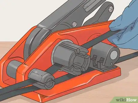 Imagen titulada Use a Uline Strapping Tool Step 4