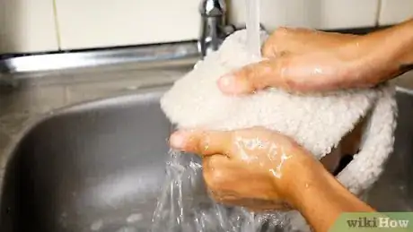 Imagen titulada Wash a Baseball Cap by Hand Step 9