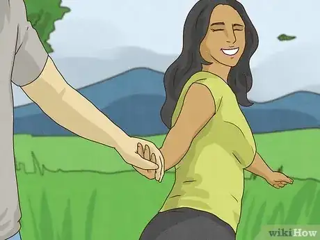 Imagen titulada Tell if a Girl Wants to Hold Hands Step 7