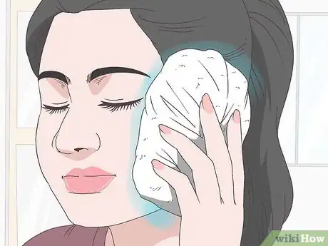 Imagen titulada Reduce Ear Swelling Step 3