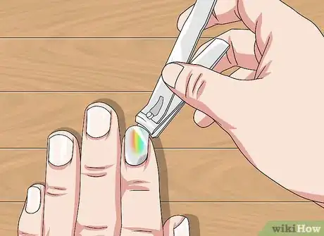 Imagen titulada Make Holographic Nails Step 15