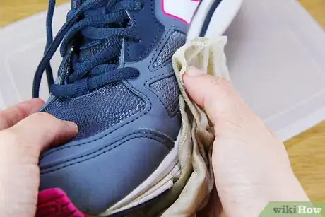 Imagen titulada Clean Muddy Shoes Step 9