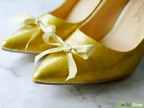 Imagen titulada Make Glitter Shoes Step 12