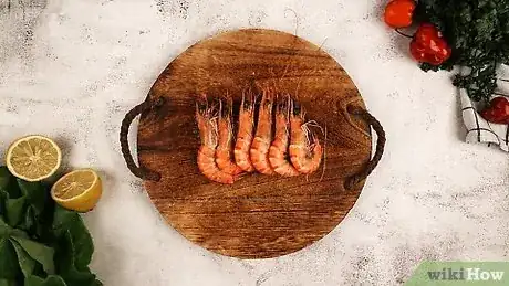 Imagen titulada Peel a Cooked Prawn Step 1