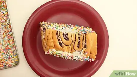 Imagen titulada Put Sprinkles on the Side of a Cake Step 14